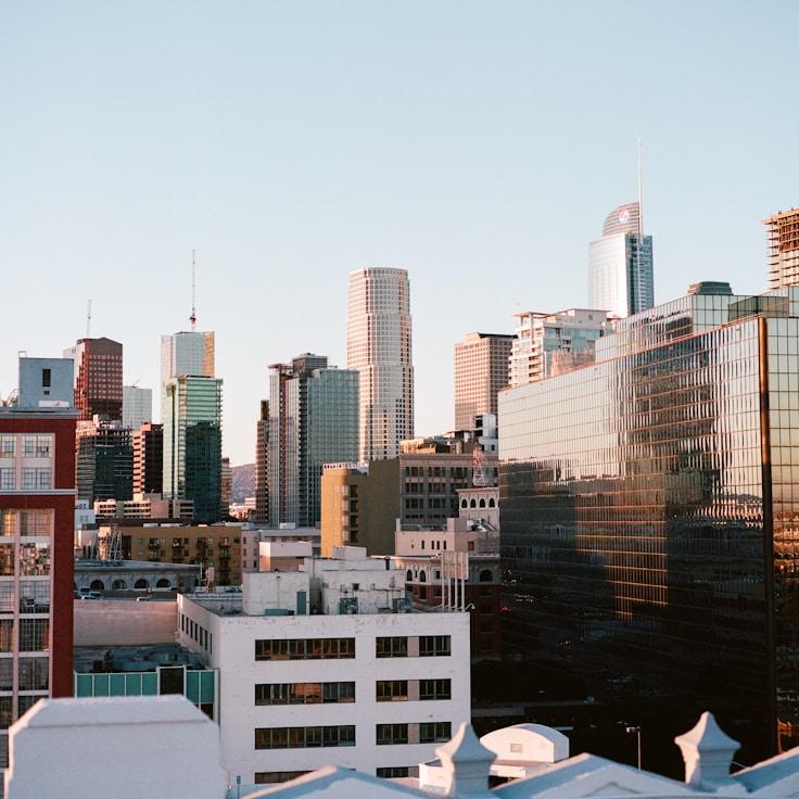 Parents evaluating schools in Portugal